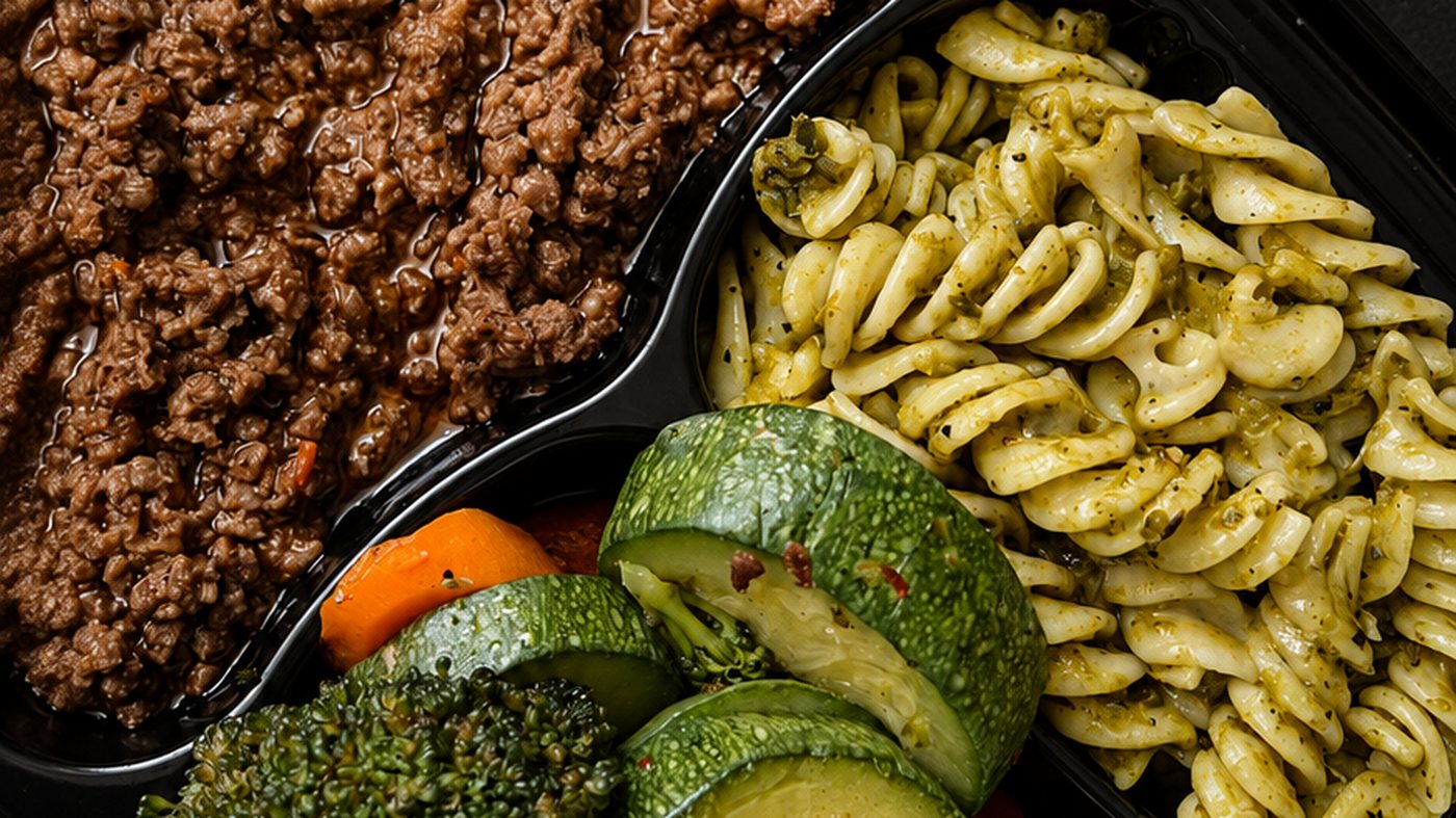 Picadillo con verduras y pasta al pesto, en su empaque